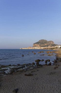 İtalya, Sicilya, Tiren Denizi, Cefalu 'nun panoramik manzarası (Trapani Eyaleti)