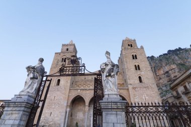 İtalya, Sicilya, Cefalu ', gün batımında Katedral manzarası