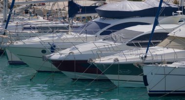 İtalya, Sicilya, Akdeniz, Marina di Ragusa (Ragusa ili); 4 Mart 2026, limanda lüks yatlar - EDITORIAL