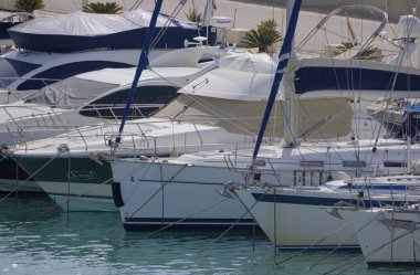 İtalya, Sicilya, Akdeniz, Marina di Ragusa (Ragusa ili); 4 Mart 2026, limanda lüks yatlar - EDITORIAL