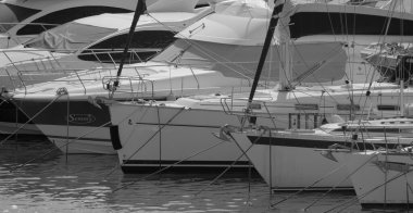 İtalya, Sicilya, Akdeniz, Marina di Ragusa (Ragusa ili); 4 Mart 2026, limanda lüks yatlar - EDITORIAL