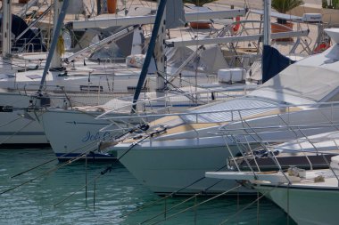 İtalya, Sicilya, Akdeniz, Marina di Ragusa (Ragusa ili); 4 Mart 2026, limanda lüks yatlar - EDITORIAL