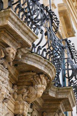 İtalya, Sicilya, Scicli (Ragusa ili), Unesco Baroque Fava Sarayı cephesi, bir balkon altında süslü heykeller (M.S. 18..)