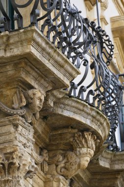 İtalya, Sicilya, Scicli (Ragusa ili), Unesco Baroque Fava Sarayı cephesi, bir balkon altında süslü heykeller (M.S. 18..)