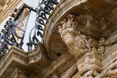 İtalya, Sicilya, Scicli (Ragusa ili), Unesco Baroque Fava Sarayı cephesi, bir balkon altında süslü heykeller (M.S. 18..)