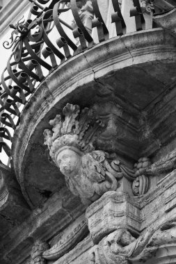 İtalya, Sicilya, Scicli (Ragusa ili), Unesco Baroque Fava Sarayı cephesi, bir balkon altında süslü heykeller (M.S. 18..)