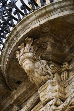 İtalya, Sicilya, Scicli (Ragusa ili), Unesco Baroque Fava Sarayı cephesi, bir balkon altında süslü heykeller (M.S. 18..)