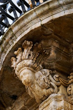İtalya, Sicilya, Scicli (Ragusa ili), Unesco Baroque Fava Sarayı cephesi, bir balkon altında süslü heykeller (M.S. 18..)