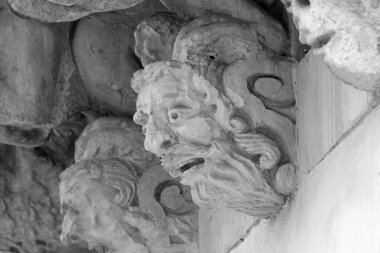 İtalya, Sicilya, Scicli (Ragusa ili), Unesco Baroque Fava Sarayı cephesi, bir balkon altında süslü heykeller (M.S. 18..)