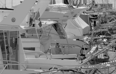 İtalya, Sicilya, Akdeniz, Marina di Ragusa (Ragusa ili); 22 Mart 2026, limanda lüks yatlar - EDITORIAL