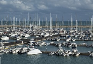 İtalya, Sicilya, Akdeniz, Marina di Ragusa; 10 Ekim 2015, marina - içerik görünümü Lüks Yatlar