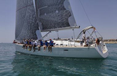 İtalya, Sicilya, Akdeniz; 30 Haziran 2012, yelkenli mürettebat bir yarışta - Editörden