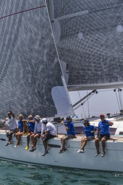 İtalya, Sicilya, Akdeniz; 30 Haziran 2012, yelkenli mürettebat bir yarışta - Editörden