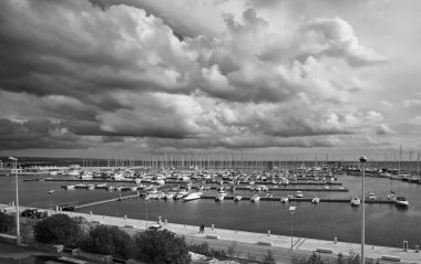 İtalya, Sicilya, Akdeniz deniz, Marina di Ragusa, tekneler ve lüks yat Marina