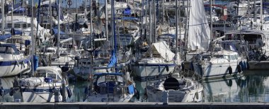 İtalya, Sicilya, Akdeniz, Marina di Ragusa; 10 Kasım 2015, marina - içerik görünümü Lüks Yatlar