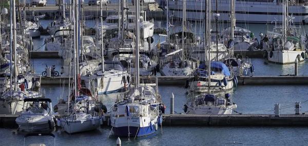 Italia, Sicilia, Mar Mediterráneo, Marina di Ragusa; 5 Enero 2016, vista de yates de lujo en el puerto deportivo - EDITORIAL —  Fotos de Stock