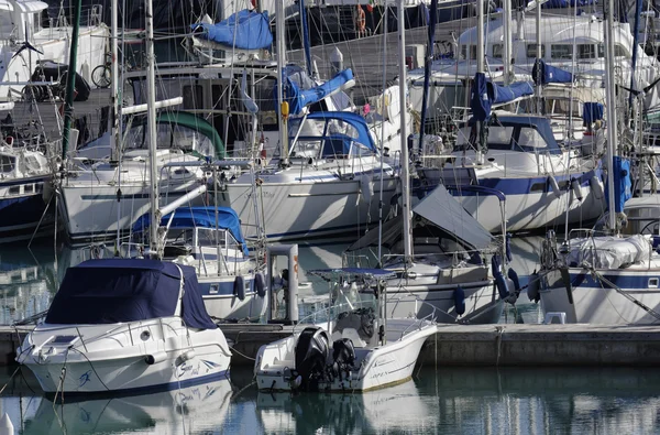 Italia, Sicilia, Mar Mediterráneo, Marina di Ragusa; 11 Enero 2016, barcos y yates de lujo en el puerto deportivo - EDITORIAL —  Fotos de Stock