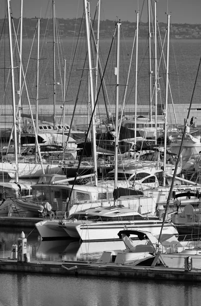 Itália, Sicília, Mar Mediterrâneo, Marina di Ragusa; 25 Dezembro 2015, vista de iates de luxo na marina - EDITORIAL — Fotografia de Stock