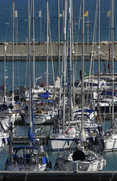 Italia, Sicilia, Mar Mediterraneo, Marina di Ragusa; 8 ottobre 2015, veduta di yacht di lusso nella marina - EDITORIALE — Foto Stock