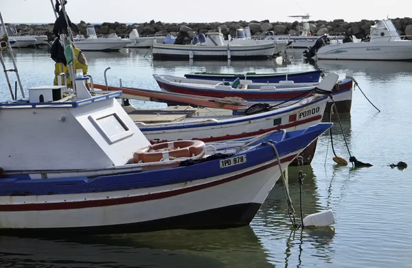 Italien, Sizilien, Mittelmeer, Punta Secca (Provinz Ragusa); 02. Januar 2016, Holzfischerboote im Hafen - Leitartikel — Stockfoto