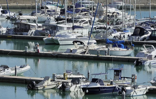 Itália, Sicília, Mar Mediterrâneo, Marina di Ragusa; 9 Janeiro 2016, barcos e iates de luxo na marina - EDITORIAL — Fotografia de Stock