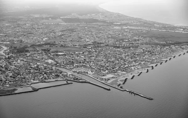 Italien, Latium, Luftaufnahme der thyrrhenischen Küste, Fiumicino-Stadt und Tibermündung — Stockfoto