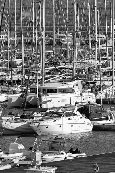 Italia, Sicilia, Mar Mediterráneo, Marina di Ragusa; 17 Enero 2016, vista de yates de lujo en el puerto deportivo - EDITORIAL —  Fotos de Stock