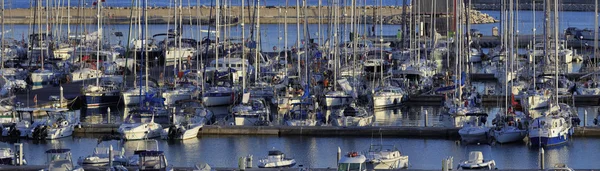 Itália, Sicília, Mar Mediterrâneo, Marina di Ragusa; 19 Outubro 2015, vista de iates de luxo na marina - EDITORIAL — Fotografia de Stock