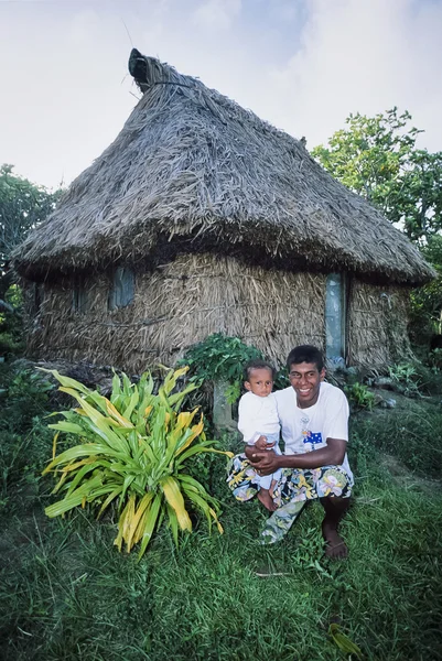 Острови Фіджі, Віта Levu острови; 29 січня 2001 року Фіджійська хлопчика з його дитина перед його будинку (фільм сканування) - редакції — стокове фото