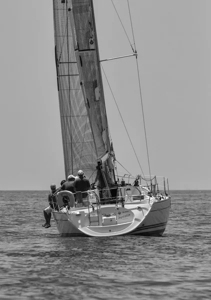 Włochy, Sycylia, Morze Śródziemne; 30 czerwca 2012 r., żaglówkę podczas wyścigu - Redakcja — Zdjęcie stockowe