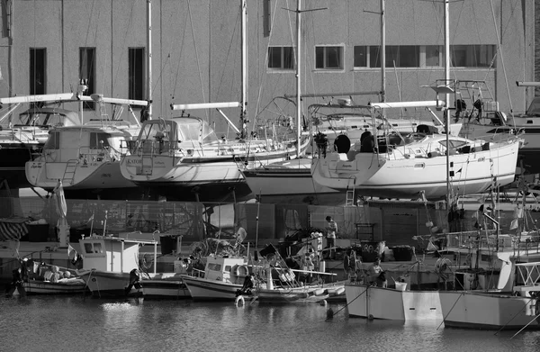 Италия, Сицилия, Средиземное море, Marina di Ragusa; 9 ноября 2015 года, деревянные рыболовные лодки и пилящие лодки на реставрации в марине - РЕДАКЦИЯ — стоковое фото