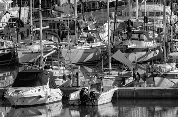 Italia, Sicilia, Mar Mediterráneo, Marina di Ragusa; 11 Enero 2016, barcos y yates de lujo en el puerto deportivo - EDITORIAL — Foto de Stock