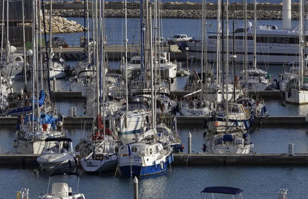 Itálie, Sicílie, Středozemní moře, Marina di Ragusa; 8. listopadu 2015, pohled luxusní jachty v přístavu - Editorial — Stock fotografie