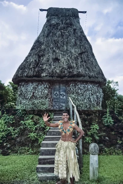Fijiöarna, Lautoka; 28 januari 2001, man i traditionella fijianska outfit - ledare (Film Skanna) — Stockfoto