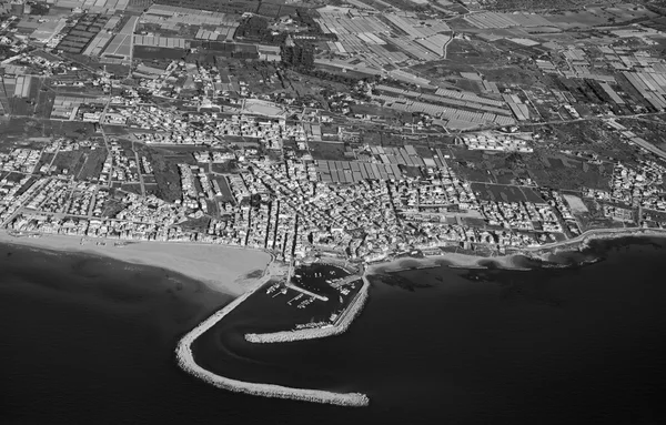 Italien, Sizilien; Luftaufnahme der südöstlichen sizilianischen Küste und der Stadt Scoglitti (Provinz Ragusa)) — Stockfoto