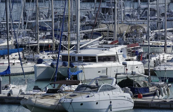 Italia, Sicilia, Middelhavet, Marina di Ragusa; 29. november 2015, utsikt over luksusbåter i havnen - EDITORIAL – stockfoto