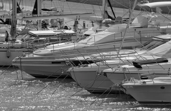 意大利的西西里岛，地中海，玛丽娜迪拉古;2015 年 10 月 9 日，视图的豪华游艇在码头-社论 — 图库照片