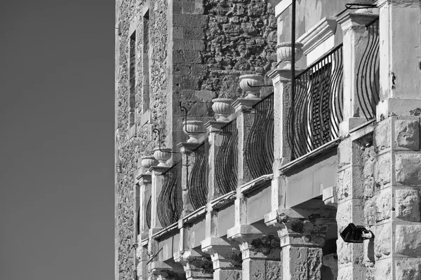 Italia, Sicilia, Mar Mediterraneo, Punta Secca (Ragusa), veduta di una vecchia casa in pietra siciliana sul lungomare — Foto Stock