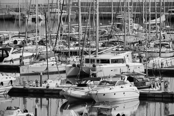 Italien, Sicilien, Medelhavet, Marina di Ragusa; 30 januari 2016, syn på lyxiga yachter i marina - ledare — Stockfoto