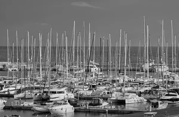 Италия, Сицилия, Средиземное море, Marina di Ragusa; 20 декабря 2015 года, вид роскошных яхт в марине - EDITORIAL — стоковое фото