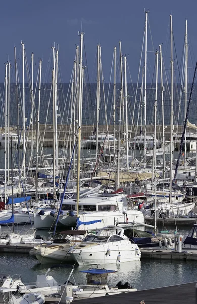 Italië, Sicilië, Middellandse Zee, Marina di Ragusa; 20 December 2015, weergave van luxe jachten in de jachthaven - redactie — Stockfoto