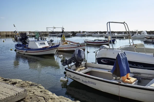 Italien, Sizilien, Mittelmeer, Punta Secca (Provinz Ragusa); 02. Januar 2016, Holzfischerboote im Hafen - Leitartikel — Stockfoto