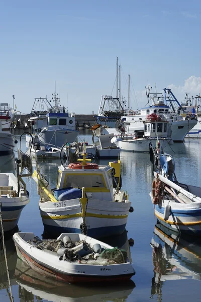 Italia, Sicilia, Scoglitti (provincia di Ragusa); 12 ottobre 2015, pescherecci siciliani in legno nel porto - EDITORIALE — Foto Stock