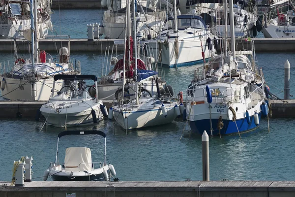 Italia, Sicilia, Mar Mediterraneo, Marina di Ragusa; 31 gennaio 2016, veduta di barche e yacht di lusso nel porto turistico - EDITORIALE — Foto Stock