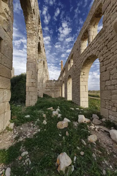 Italia; Sicilia, Sampieri (provincia de Ragusa), ruinas de una antigua fábrica de ladrillos —  Fotos de Stock