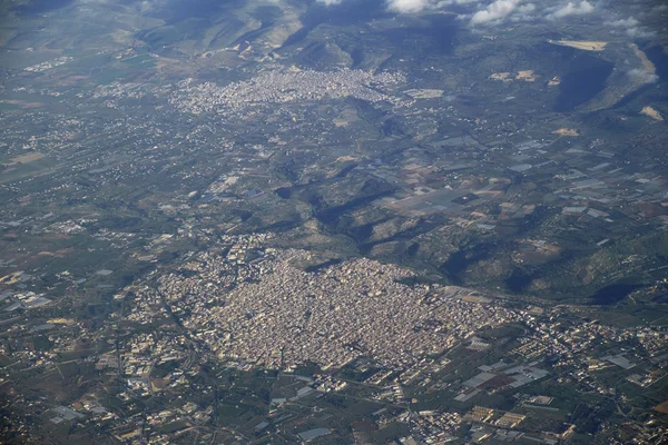 Italia, Sicilia, veduta aerea della campagna siciliana e della cittadina Vittoria. Comiso sullo sfondo (Provincia di Ragusa ) — Foto Stock