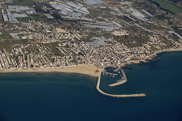Italien, Sizilien; Luftaufnahme der südöstlichen sizilianischen Küste und der Stadt Scoglitti (Provinz Ragusa)) — Stockfoto