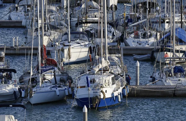 Itália, Sicília, Mar Mediterrâneo, Marina di Ragusa; 4 Fevereiro 2016, barcos e iates de luxo na marina - EDITORIAL — Fotografia de Stock