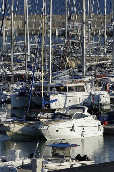 Italien, Sicilien, Medelhavet, Marina di Ragusa; 17 November 2015, syn på lyxiga yachter i marina - ledare — Stockfoto