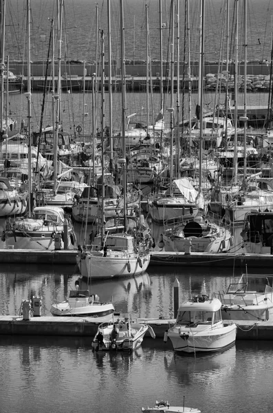 意大利的西西里岛，地中海，玛丽娜迪拉古;2016 年 1 月 27 日，视图的豪华游艇在码头-社论 — 图库照片